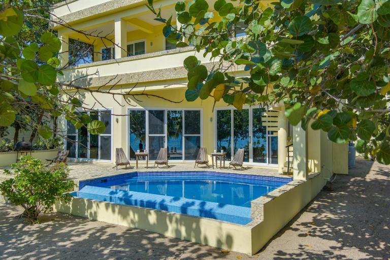 3-Story Beachfront Villa Sleeps 7, Private Pool - Bed and Breakfast Maya Beach