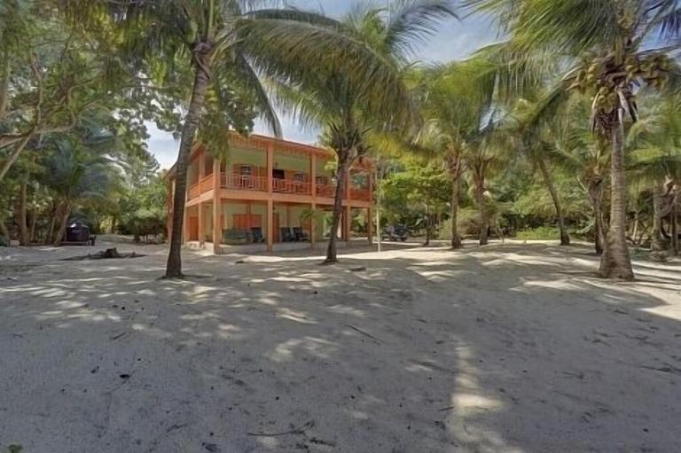 Charming 2BR Beach House Ideal for Extended Stays - Bed and Breakfast Placencia