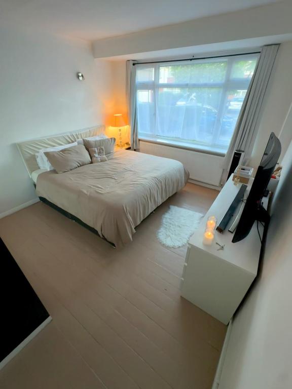Extra Large Superkingsize Room 15 min from Wembley - Bed and Breakfast Perivale