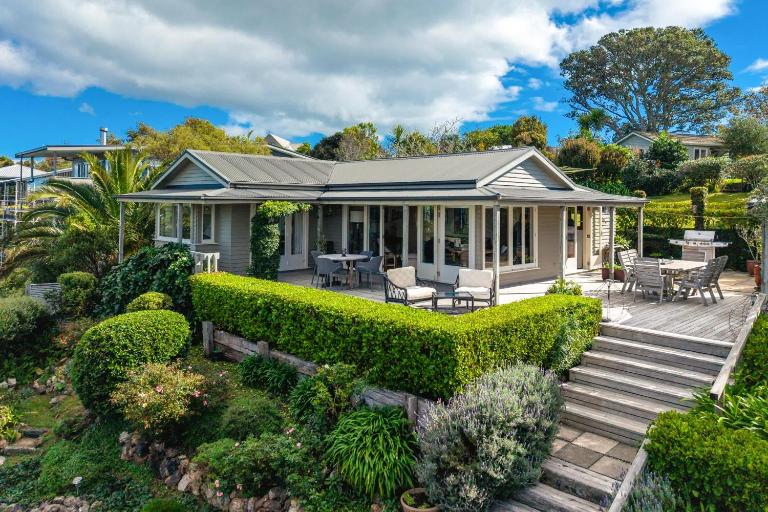 Tiri Heights - Elegant Coastal Retreat - B&B Oneroa