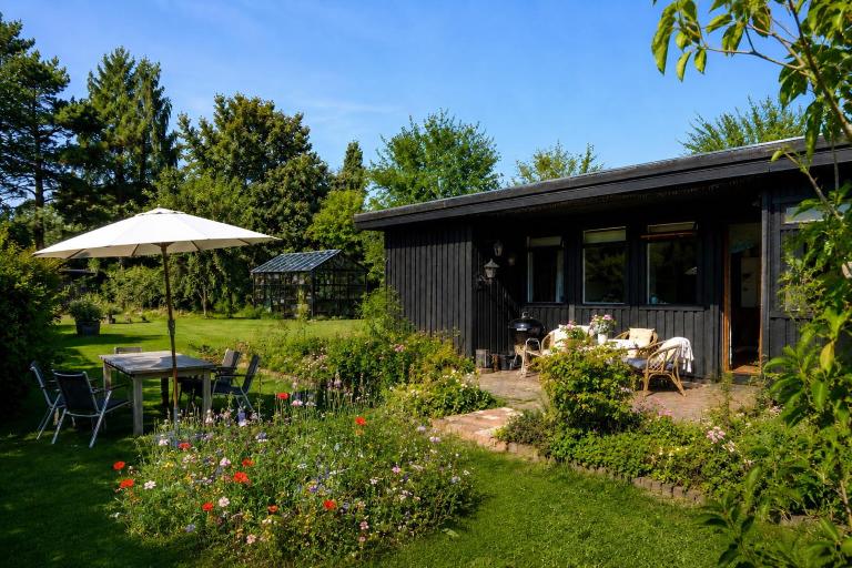 Cozy summer cottage with orangery close to Heatherhill and Beach - Chambres d'hôtes Vejby