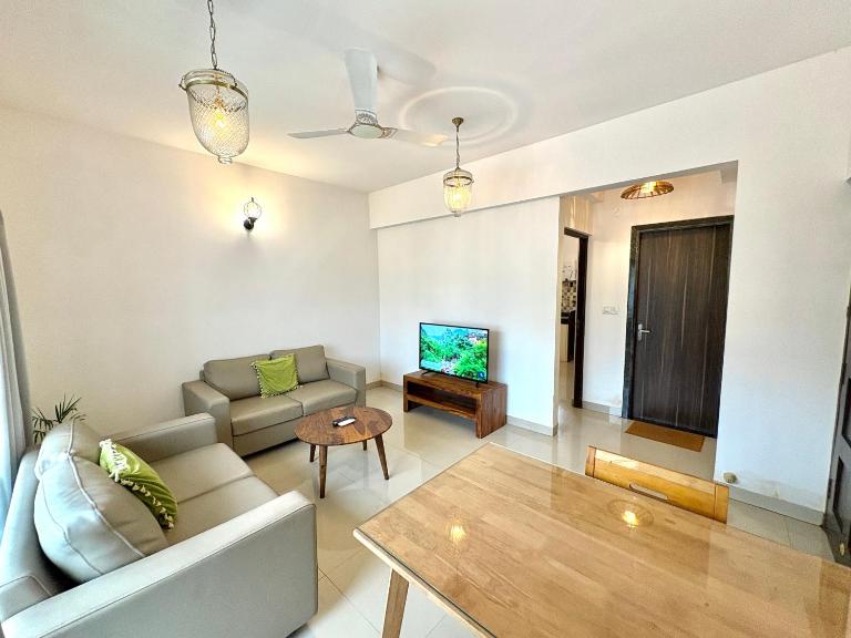 Cozy Assagao 1BHK Apartment with Pool, WiFi & Near Hotspots - B&B Assagao