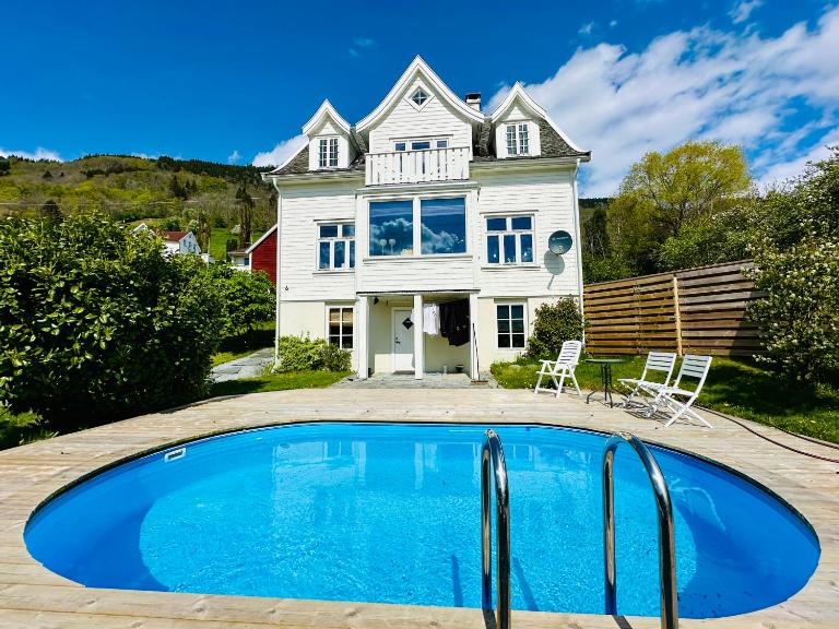 Leikanger Fjord Pool Private Apt - Bed and Breakfast Sogndal