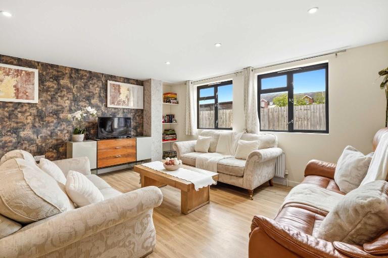 6-Bedroom Family Haven with Garden in Aylesbury - Bed and Breakfast Aylesbury