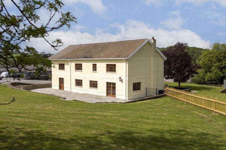 The Farmhouse at Penuwch - large holiday home with indoor pool and sauna - B&B Saint Clears