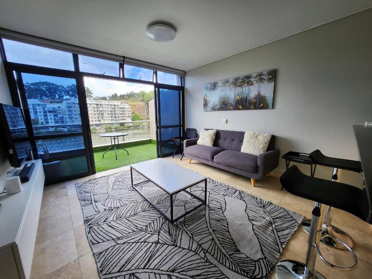 Modern sleeps 2 apartment waterfall views - B&B Cape Town