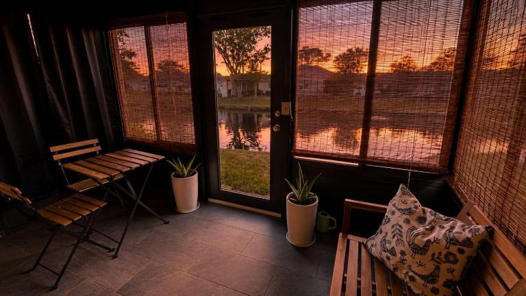 New Listing Lakefront King Bed Fireplace - Bed and Breakfast Jacksonville