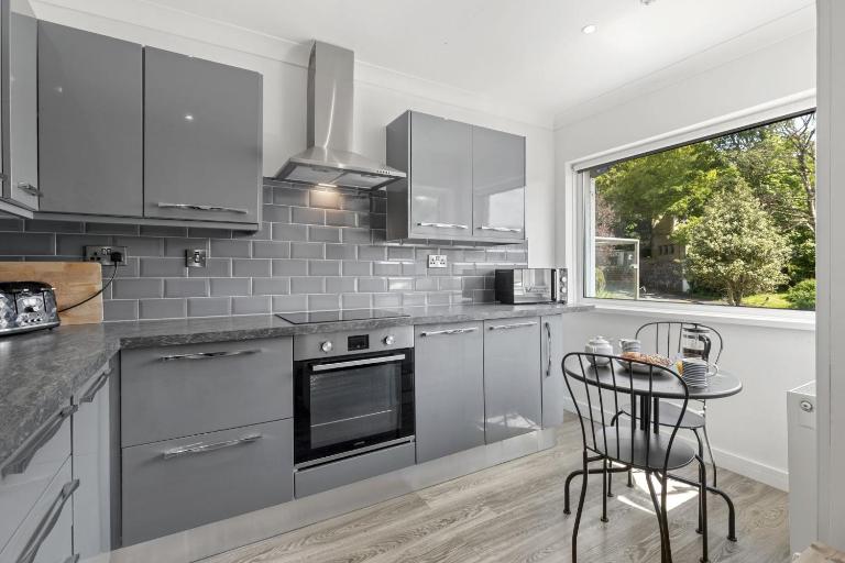 Central apartment with parking minutes from Tenby North beach - B&B Tenby