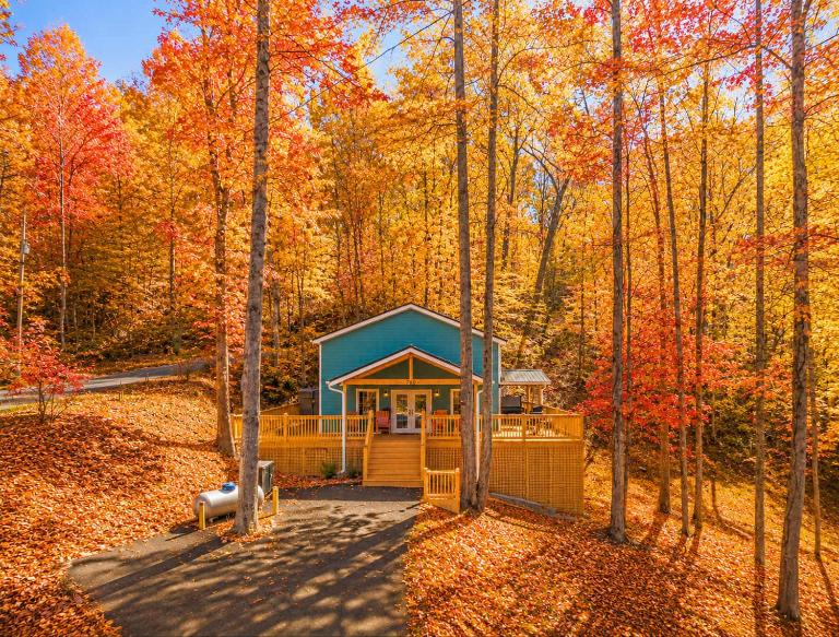 Calming Cottage Sleeps 10 Hot Tub Cozy Fireplace - B&B Pigeon Forge