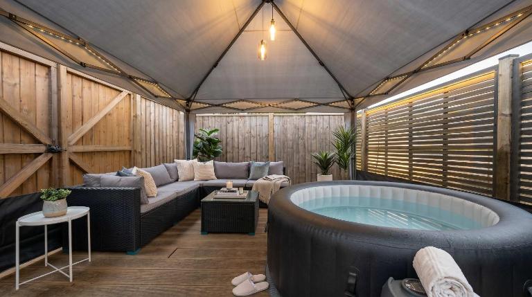 VOLCANIC HOT TUB Central London 2BR Lagoon, Memories Active for 6 - B&B London