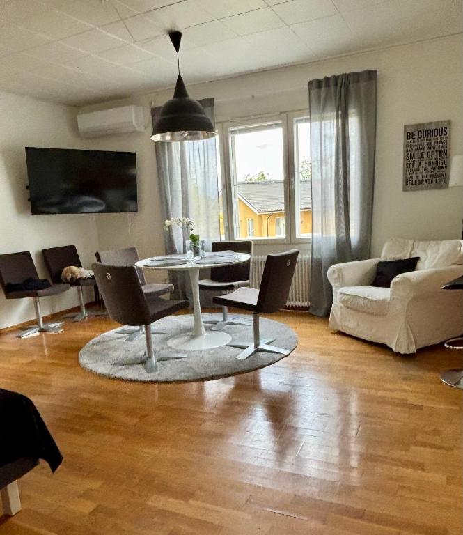 6 Real Beds, AC, Walk to Willa, Hyvinkää - B&B Hyvinkää