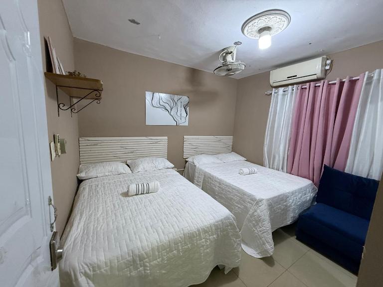 1 Habitacion con 2 camas dobles, en vivienda compartida en Azua - B&B Azua