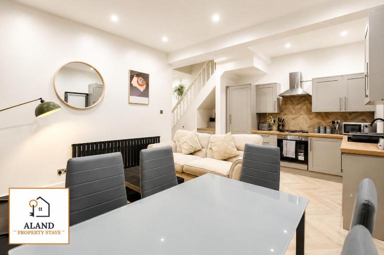 Modern house - Free parking - 2x bathrooms - B&B Liverpool