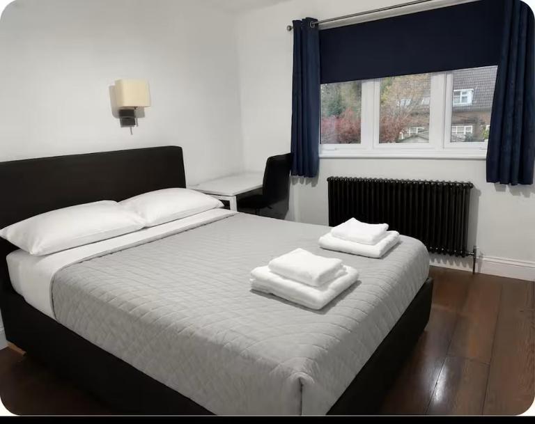 Twickenham 1 Bed flat for 4 people Free WIFI & Parking - Chambres d'hôtes Twickenham