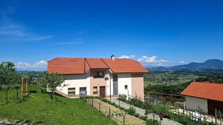 Apartmaji PRI AJHECI - Bed and Breakfast Pristava pri Mestinju
