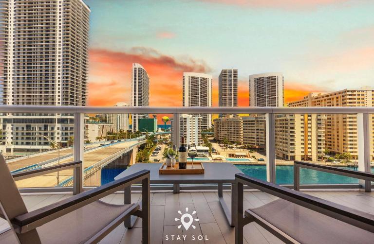 Stylish Haven with Pool and Balcony Views - Chambres d'hôtes Hallandale Beach