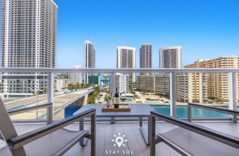 Stylish Haven with Pool and Balcony Views - B&B Hallandale Beach