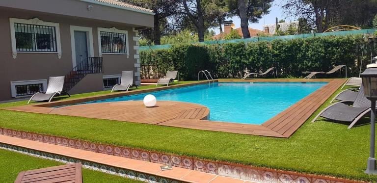 Espaciosa villa con piscina, ideal para relajarse en familia - B&B Los Hueros