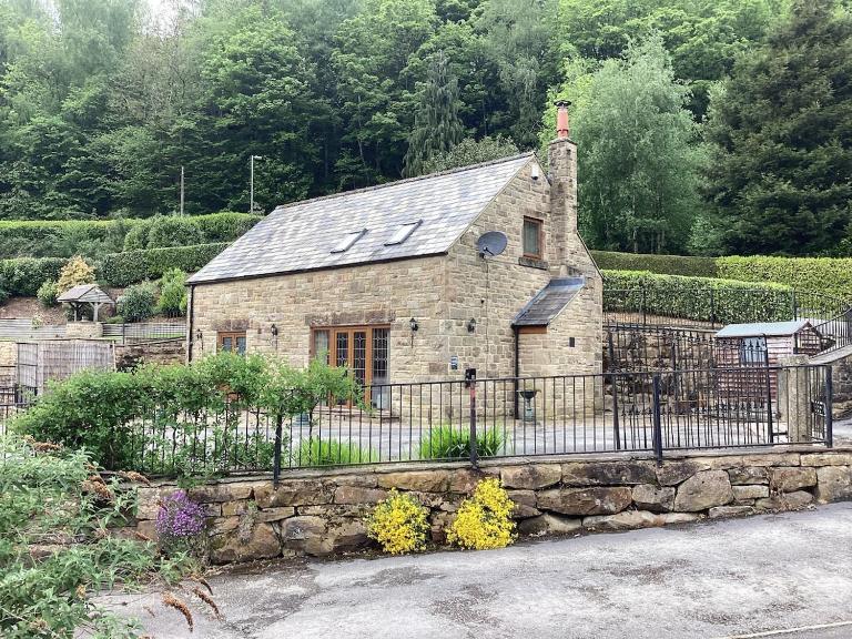 Two Owls Lodge - Situated in Private Woodland - Bed and Breakfast Matlock