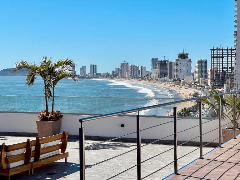 Family-Friendly Apartment near Malecon & Pool - Bed and Breakfast Mazatlán