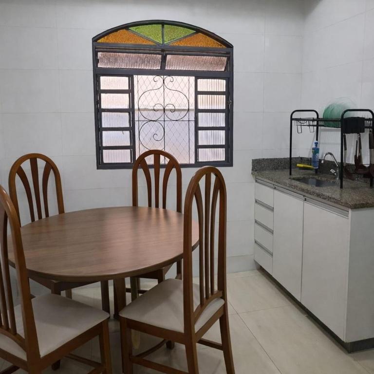 Large house with grassy yard, great location - B&B Belo Horizonte