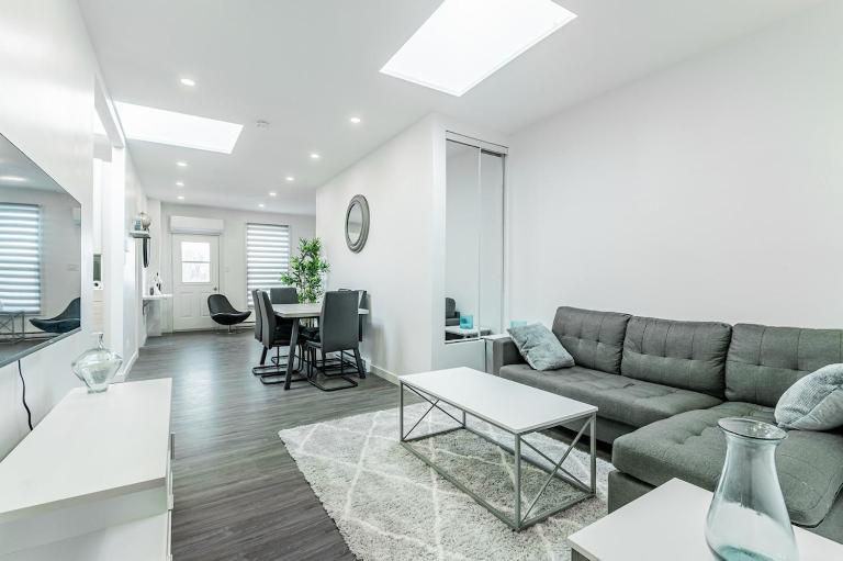 Modern and Spacious 3 Bedroom Condo - Chambres d'hôtes Montréal