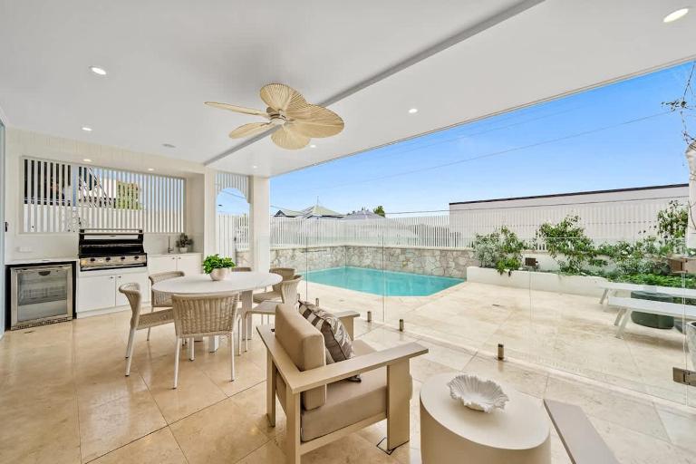 Luxury Grecian Villa with Magnesium Pool and BBQ - B&B Brisbane
