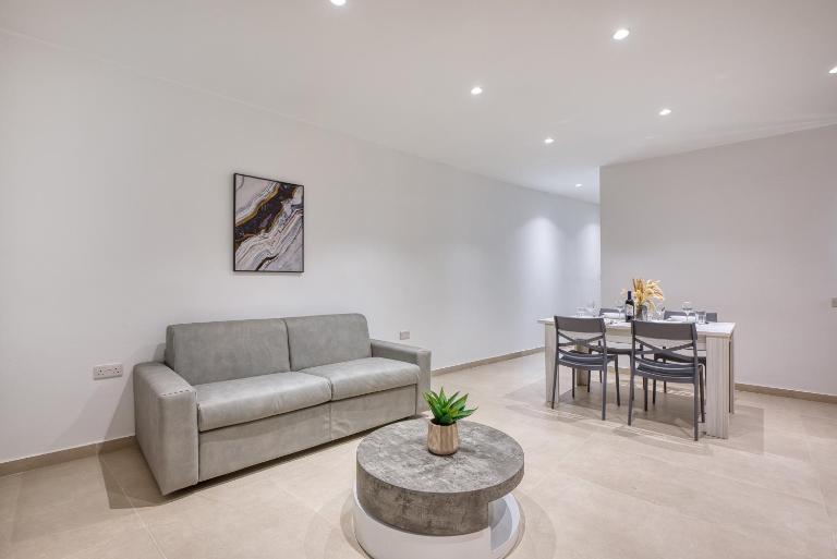New Central Sliema 2BR Near Seafront by SF Homes - Bed and Breakfast Sliema