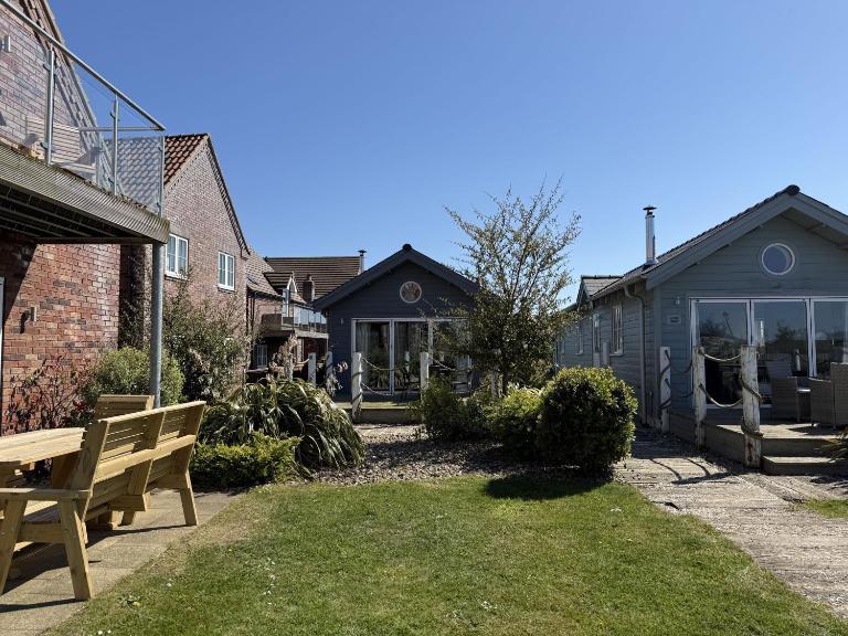 Mariners, The Bay, 2 bedrooms with ensuites, parking nearby, 1 medium or 2 small dogs welcome - B&B Filey