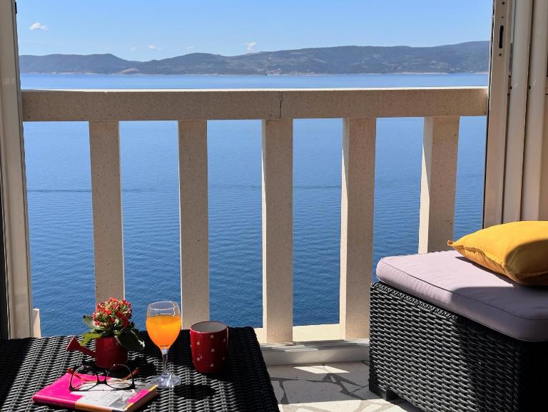 Apartment Bellevue - first row to the sea - B&B Marušići