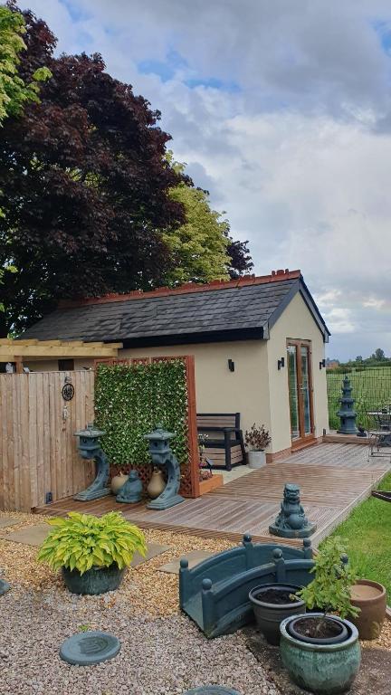 Country Guest House With Hot Tub - B&B Leigh