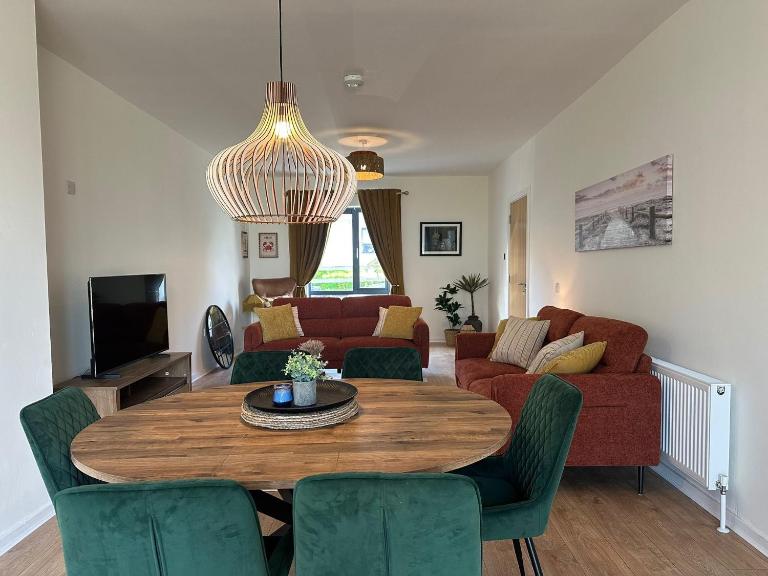 House Sleeps 6 with Parking - B&B Coad