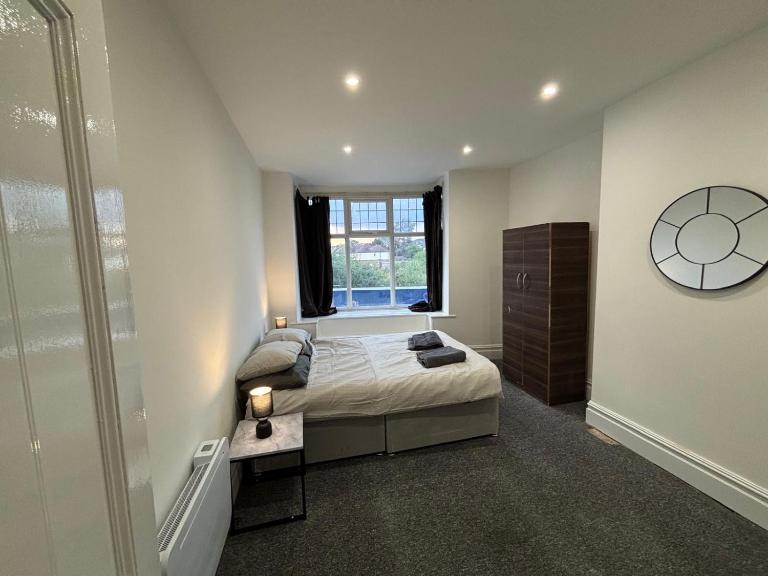 Newly refurbished One Bedroom Flat In Addlestone - Bed and Breakfast Addlestone