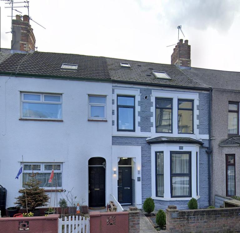 Modern Hideaway Sleek 2BR Apartment Private Garden Views - B&B Cardiff