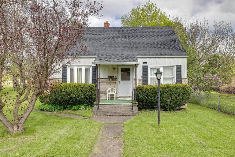 Walk to Falls, Casino! Niagara Family Home w/ Yard - Ferienwohnung Niagara Falls
