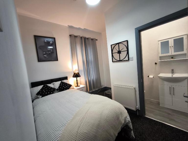 Twilight GF2 Single Room with Private Bathroom - B&B Stockton-on-Tees
