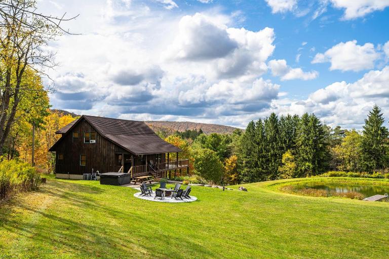 Renovated & Spacious Home Wood Fireplace Hot Tub - B&B Ellicottville