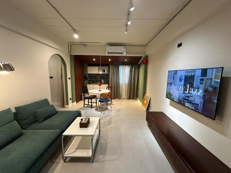 Kasa Haus - Mid-century modern - Bed and Breakfast Ban Bang Duea