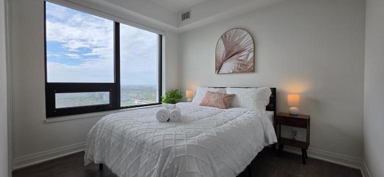 Sky High Luxe Stay 2BR-2BA Near Square One With Lake View, Gym, Pool & Parking - B&B Mississauga