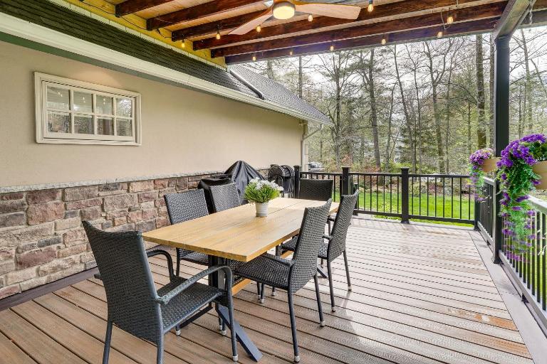 Poconos Cottage w/ Sauna ~ 10 Mi to Camelback! - Bed and Breakfast Tobyhanna