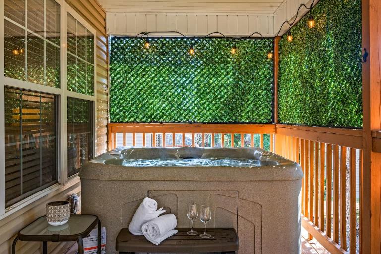 2 Mi to Parkway Hot Tub No Steep Roads - Bed and Breakfast Pigeon Forge
