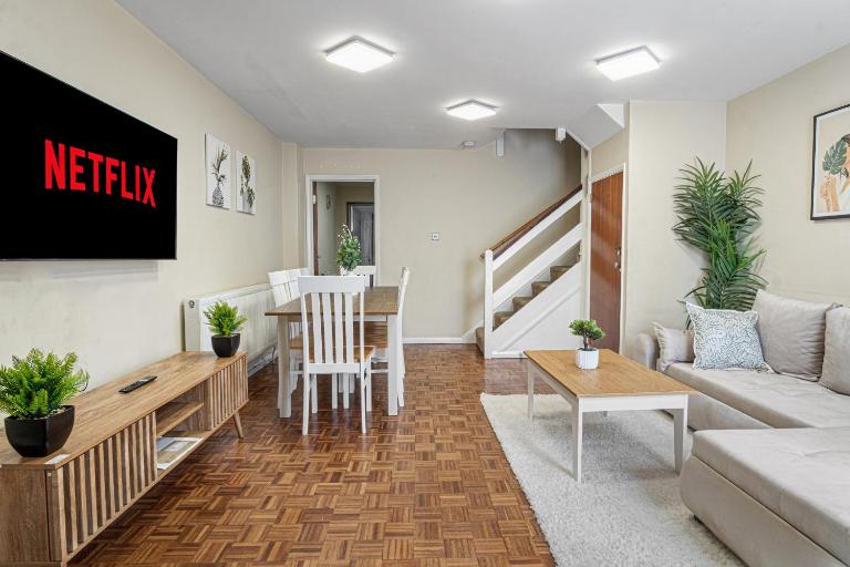 Stylish 3 bedroom house in Wembley - B&B London