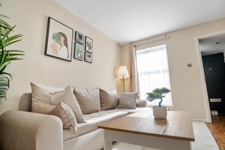 Stylish 3 bedroom house in Wembley - B&B London