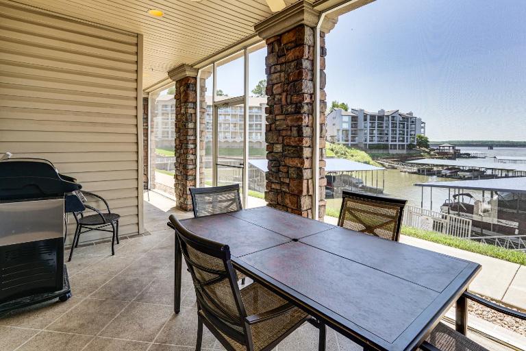 Lakefront Patio, Pool Access! Lands End Condo - Bed and Breakfast Osage Beach