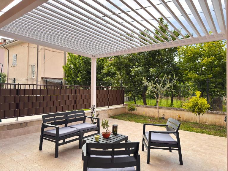Assisi valley - Modern Apartment with Covered Parking - Chambres d'hôtes Bastia umbra