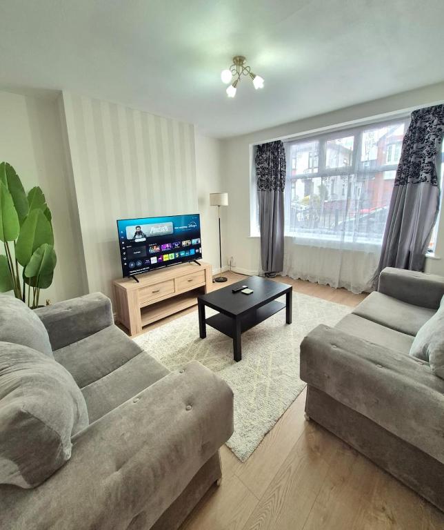 Stylish 4BR House - Family & Contractor Friendly - Chambres d'hôtes Leicester
