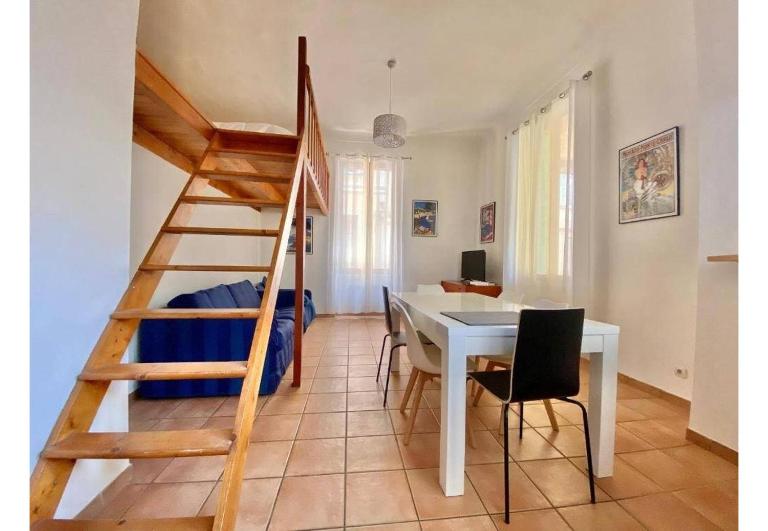 Appartement lumineux avec mezzanine - climatisé - Chambres d'hôtes Menton