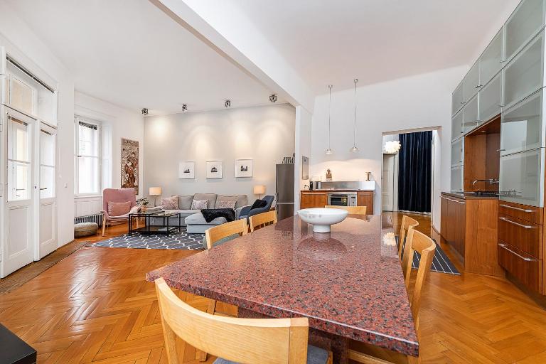 Elegant Old Town Apt with Balcony - B&B Prague