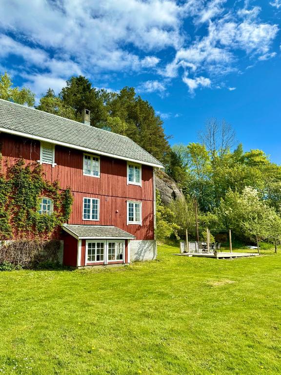 Unikt gårdshus med stor hage – nær Kristiansund - B&B Kristiansund