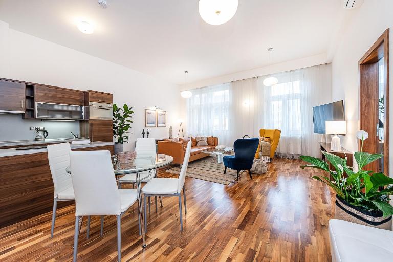 Elegant 2 - bedroom Apartment with Balcony and Parking - B&B Praga
